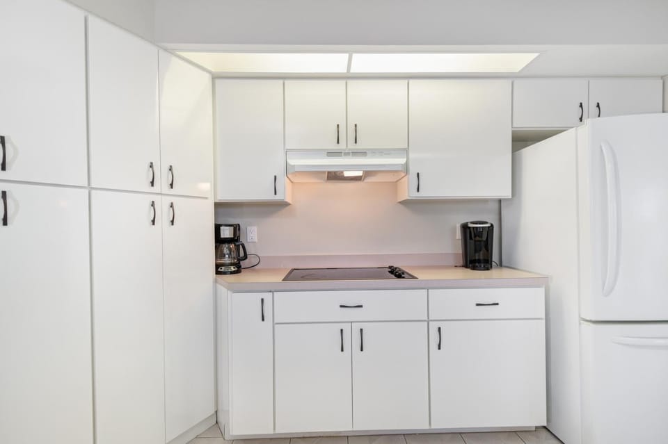 Coffee/tea facilities, Kitchen or kitchenette, stove