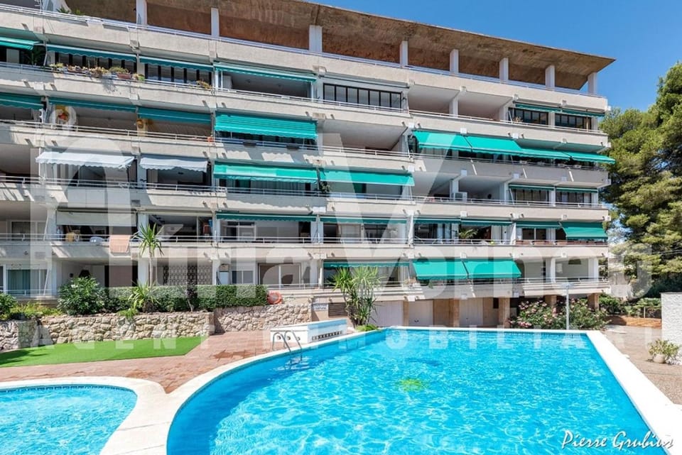 Property building, Day, Pool view, Swimming pool