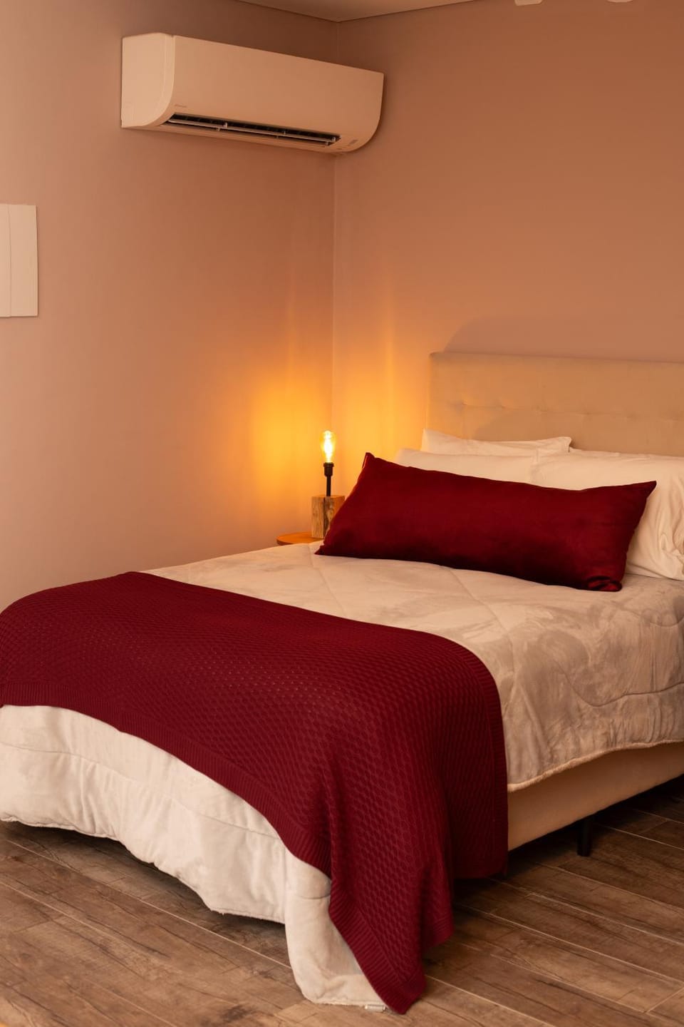 Bed, Photo of the whole room, Bedroom, air conditioner