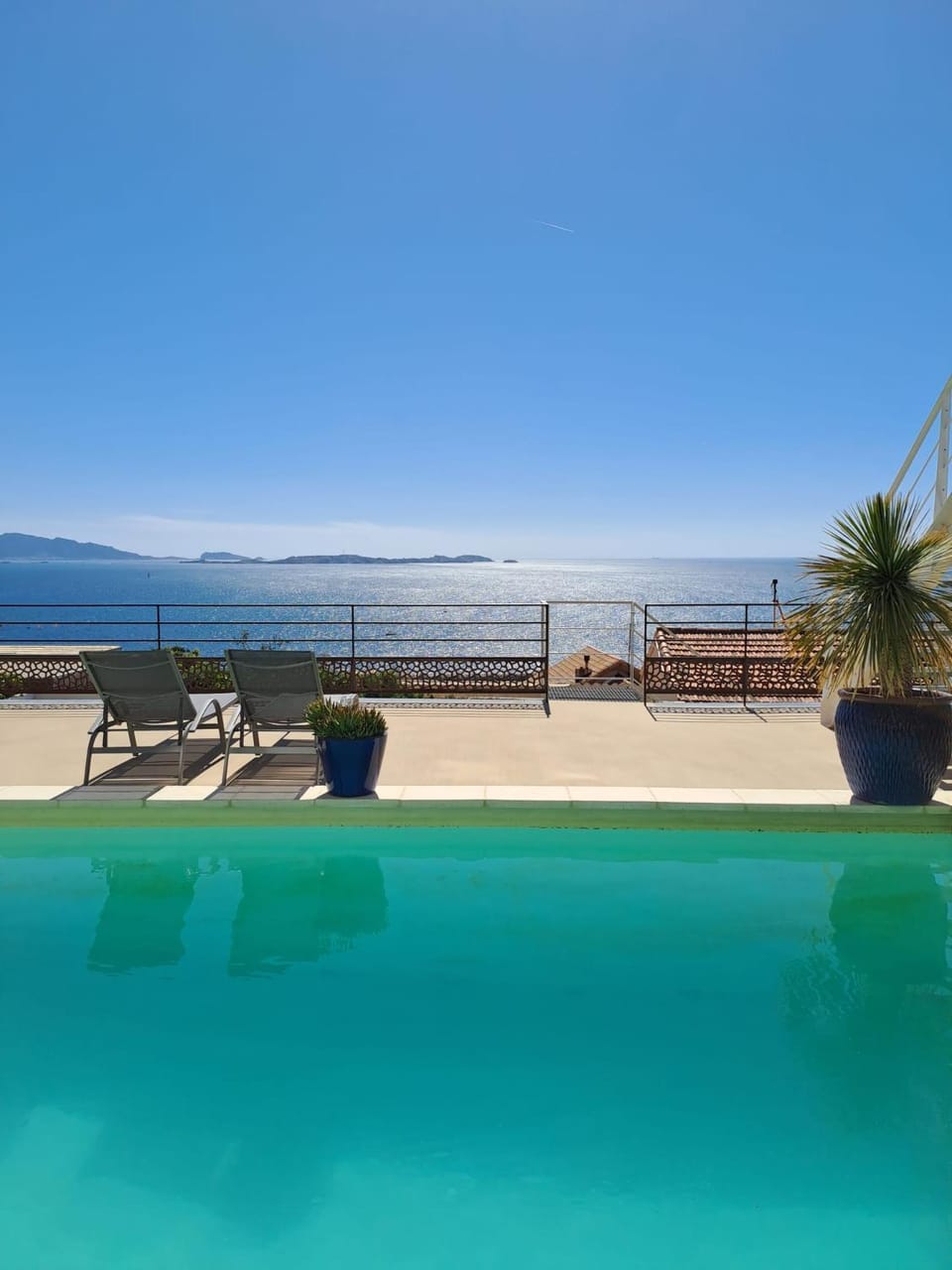 LES SUITES LOVE 1 SPA VUE MER PISCINe Bed and Breakfast in Marseille