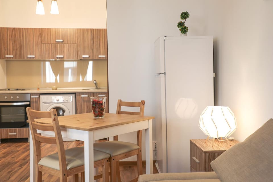 Kitchen or kitchenette, Seating area, Dining area, oven, stove