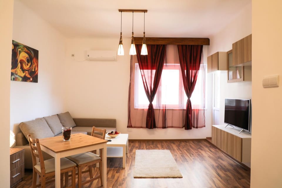 TV and multimedia, Living room, Seating area, Dining area, air conditioner