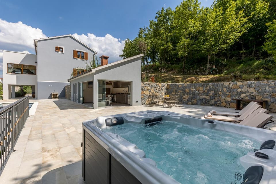 Property building, Patio, Natural landscape, Hot Tub, sunbed