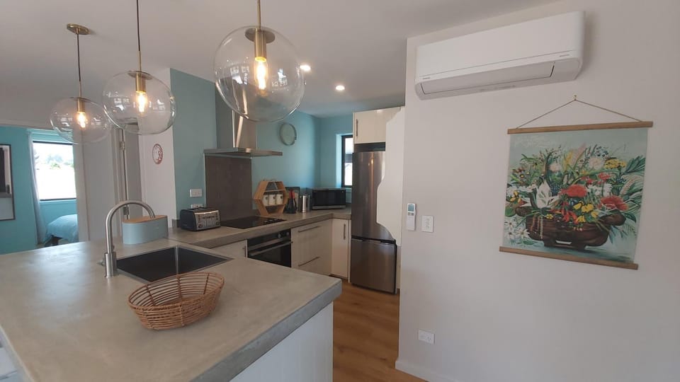 Kitchen or kitchenette, Seating area, dishwasher
