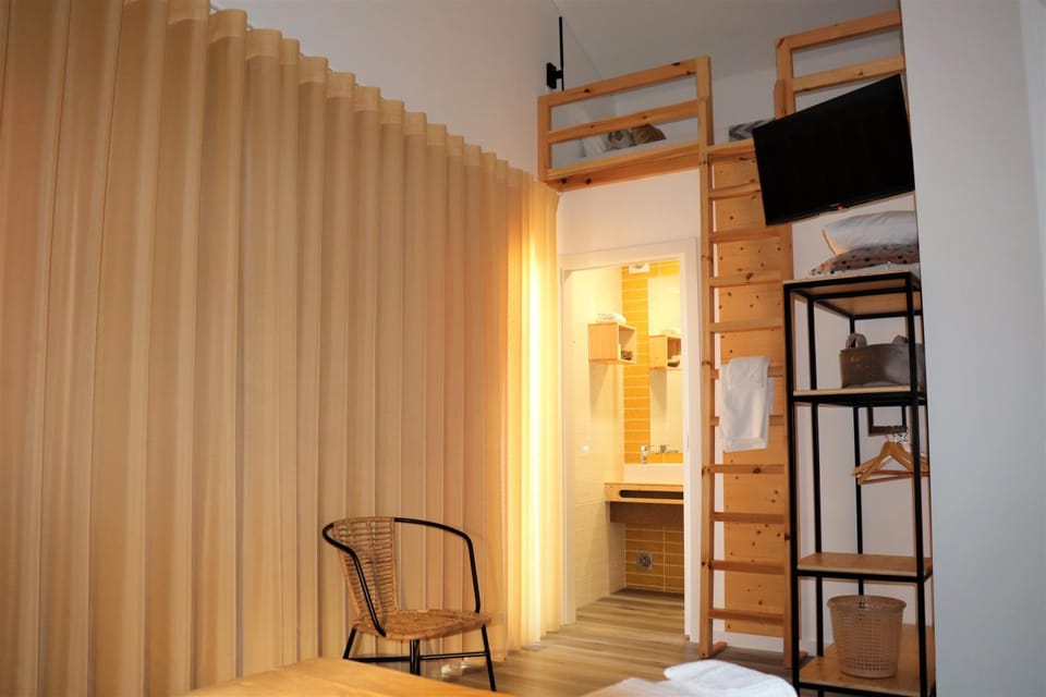 Bed, TV and multimedia, Bedroom, Breakfast, locker, locker, towels
