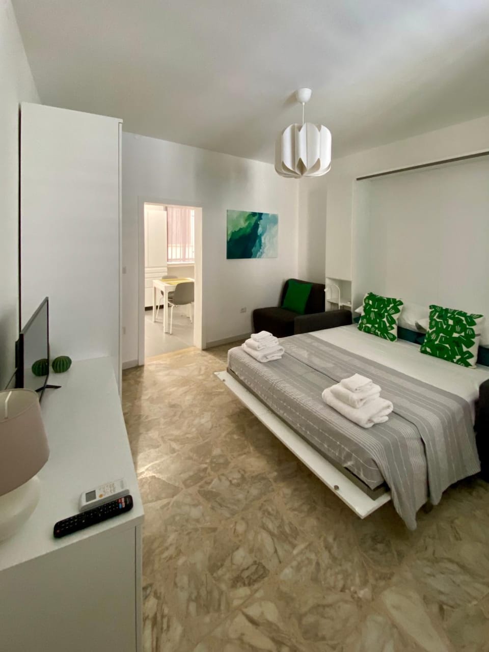 Bed, TV and multimedia, Photo of the whole room