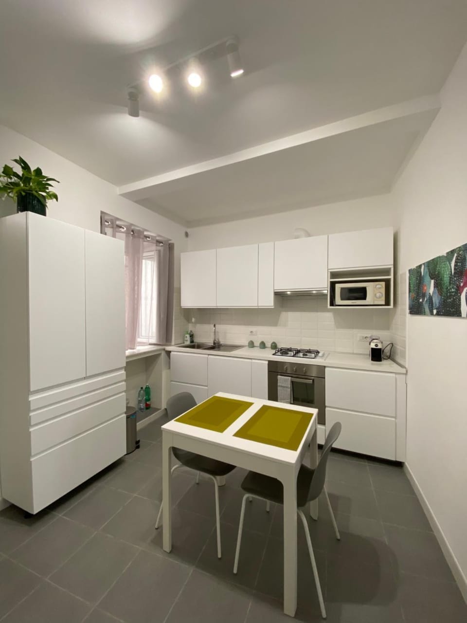 Kitchen or kitchenette, Dining area