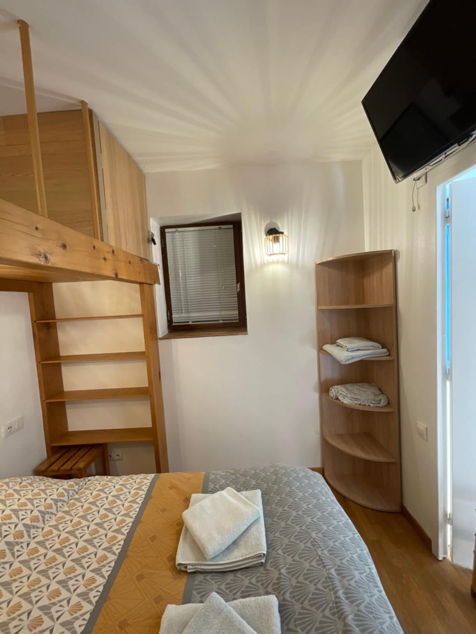 Bed, TV and multimedia, Photo of the whole room, Bedroom