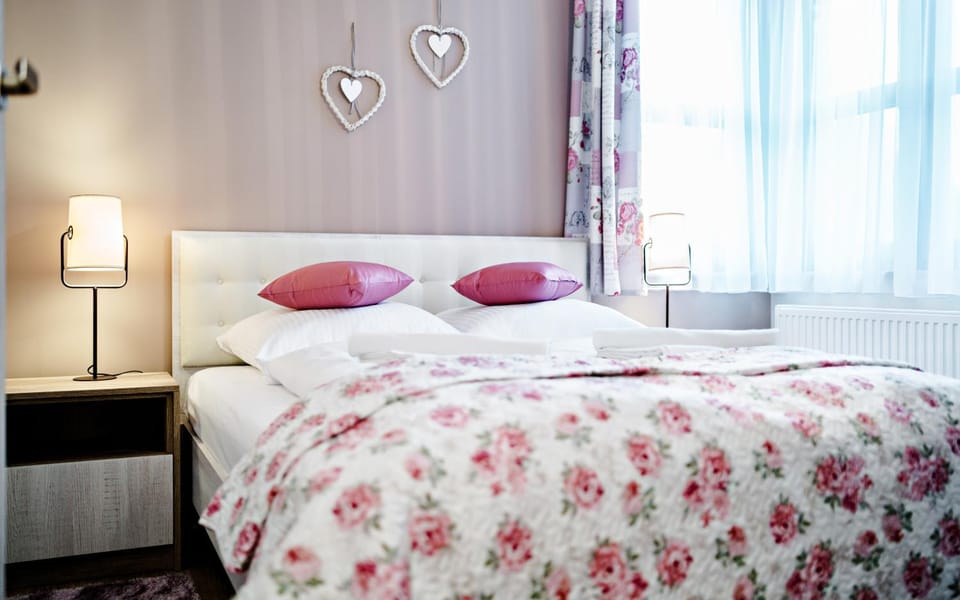 Bed, TV and multimedia, Photo of the whole room, Bedroom, Street view, furniture, internet, towels, wardrobe