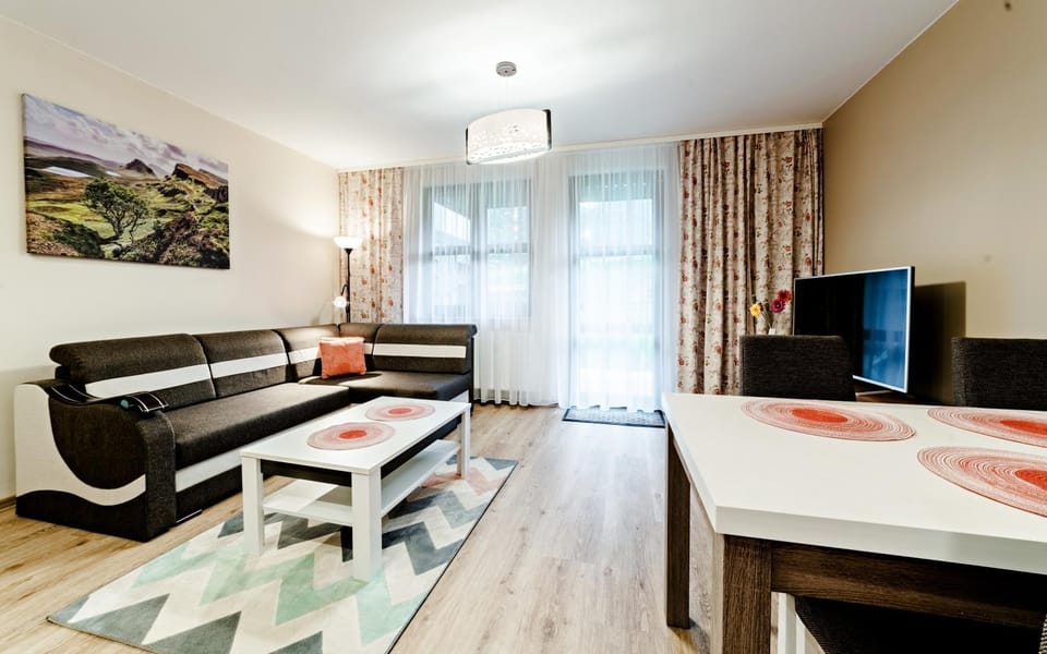 Garden, TV and multimedia, Balcony/Terrace, Living room, Photo of the whole room, Seating area, Dining area, Garden view, furniture, internet, locker
