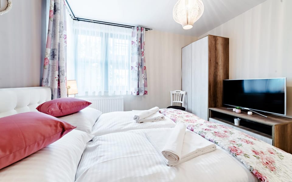 Bed, TV and multimedia, Photo of the whole room, Bedroom, Street view, furniture, internet, towels, wardrobe