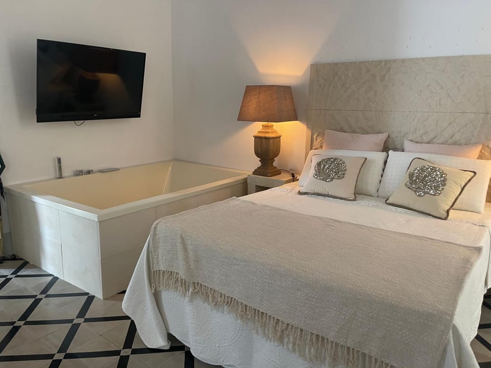 Bed, Hot Tub, TV and multimedia, Photo of the whole room, Bedroom