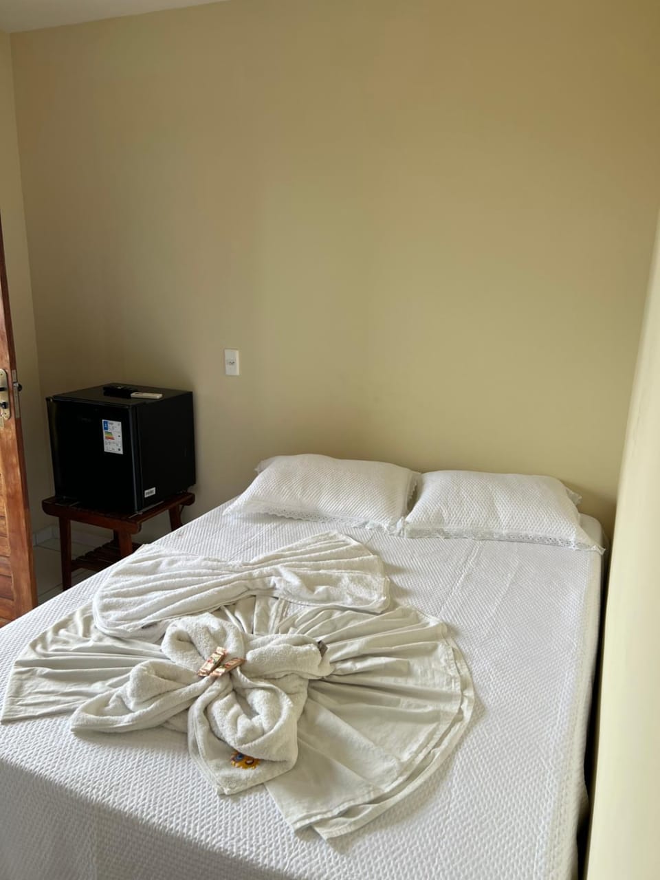 Bed, Bedroom, minibar, towels