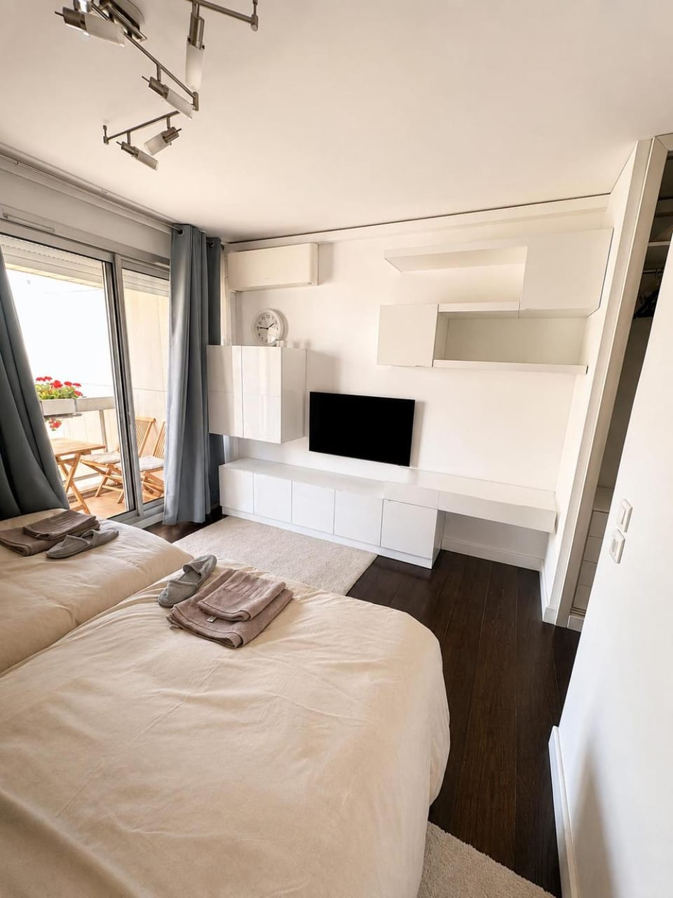 Parisian Sparkle Retreat, 50m from American Hospital Vacation rental in Levallois-Perret
