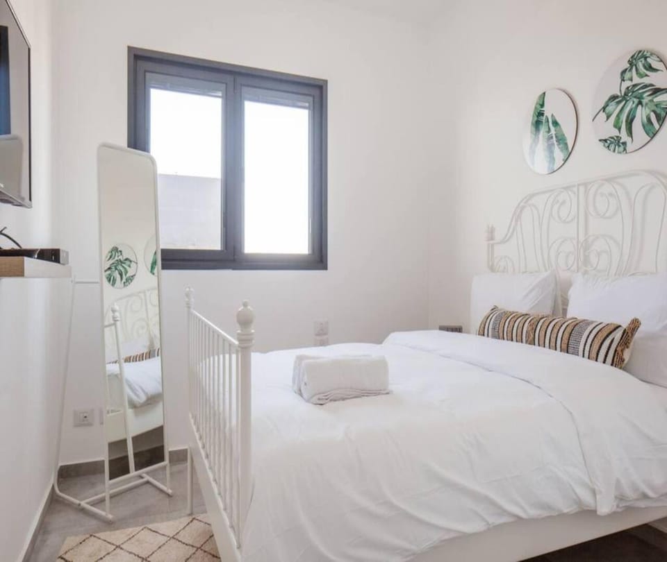 Bed, TV and multimedia, Photo of the whole room, Bedroom, towels