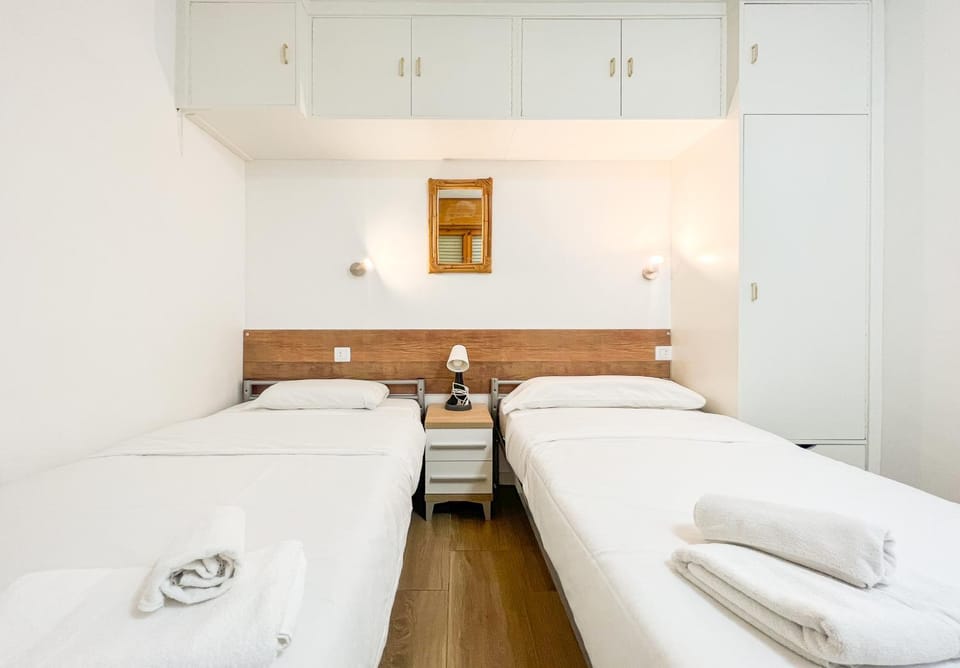 Photo of the whole room, Bedroom, wardrobe