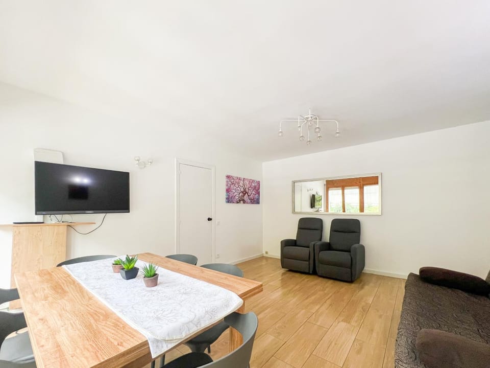 TV and multimedia, Living room, Photo of the whole room, Dining area