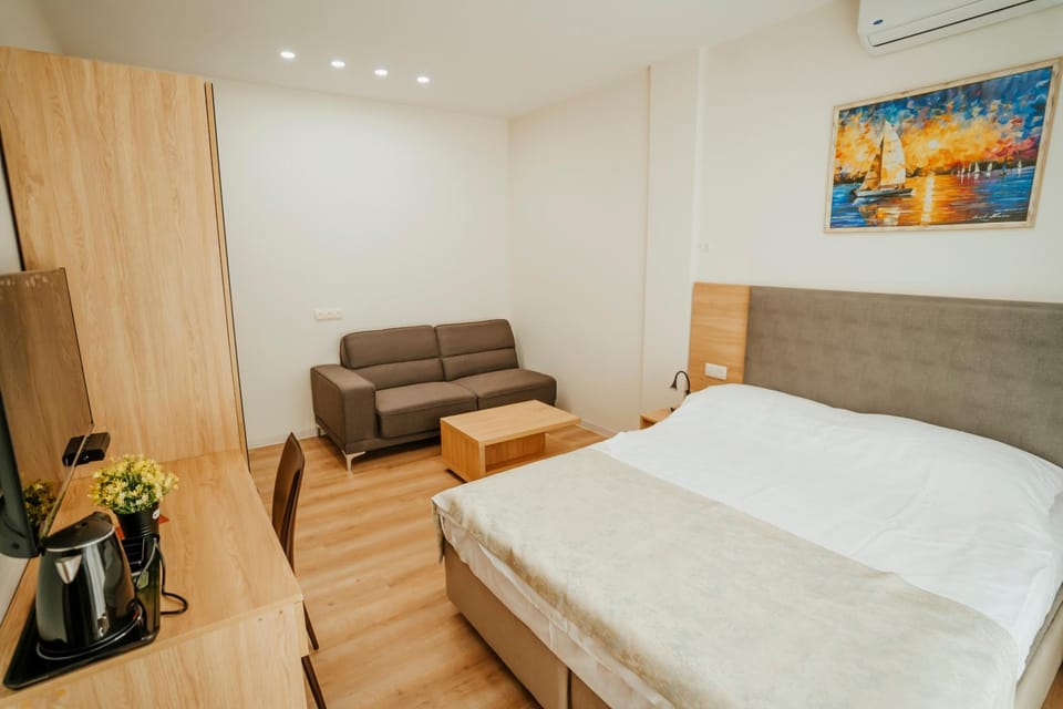 Bed, TV and multimedia, Photo of the whole room