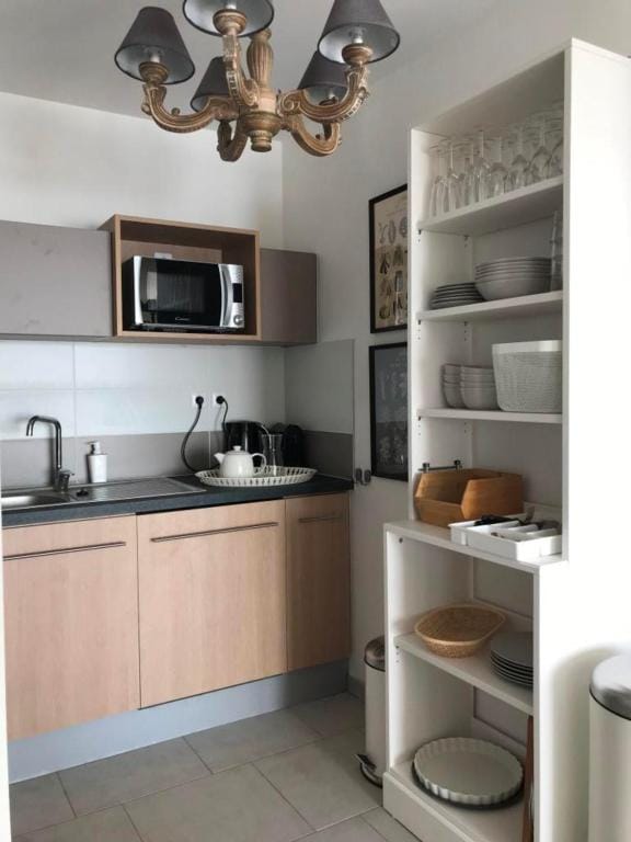 Kitchen or kitchenette