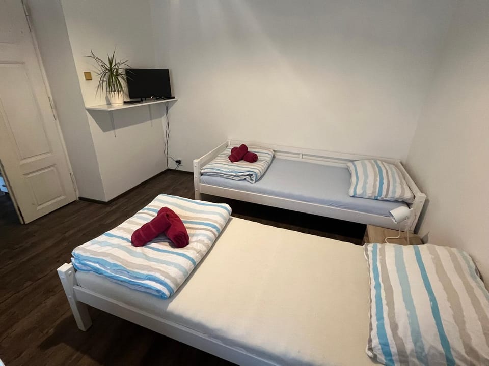 Bed, TV and multimedia, Bedroom