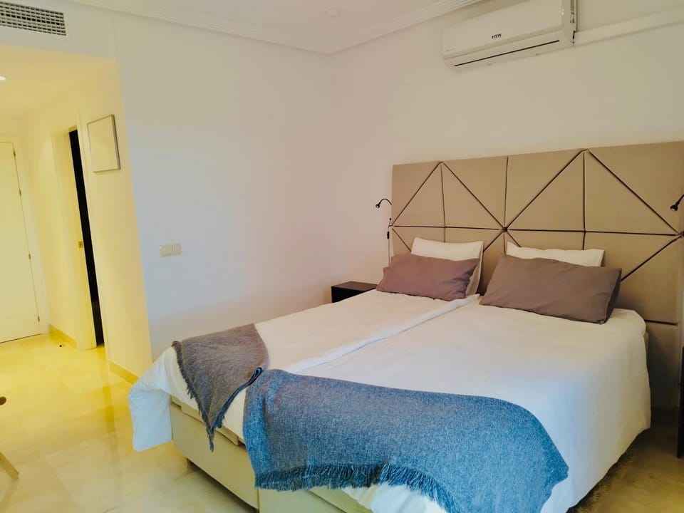 Bed, Photo of the whole room, Bedroom, air conditioner