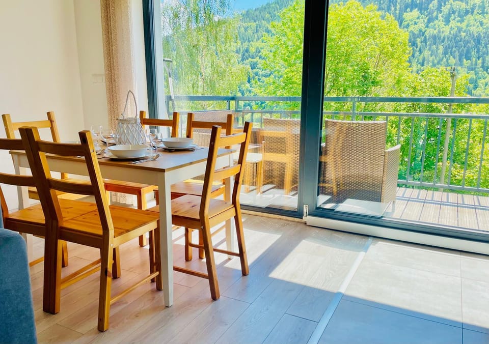 Communal lounge/ TV room, Balcony/Terrace, Living room, Dining area, Mountain view