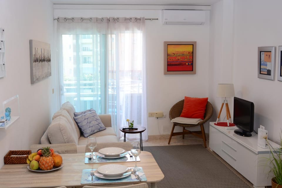 TV and multimedia, Living room, Seating area, Dining area