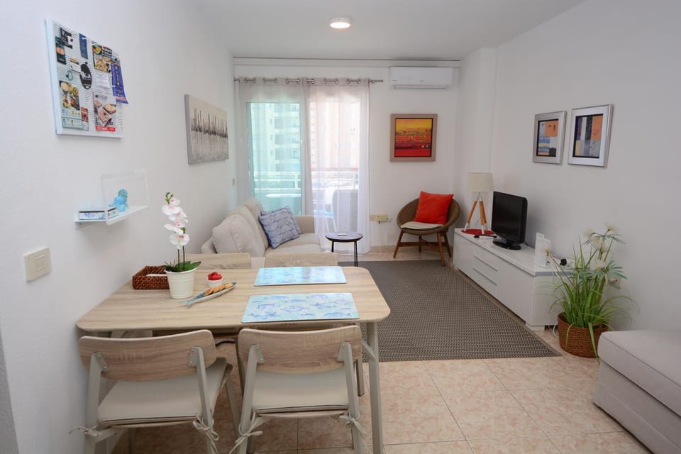 TV and multimedia, Living room, Seating area, Dining area