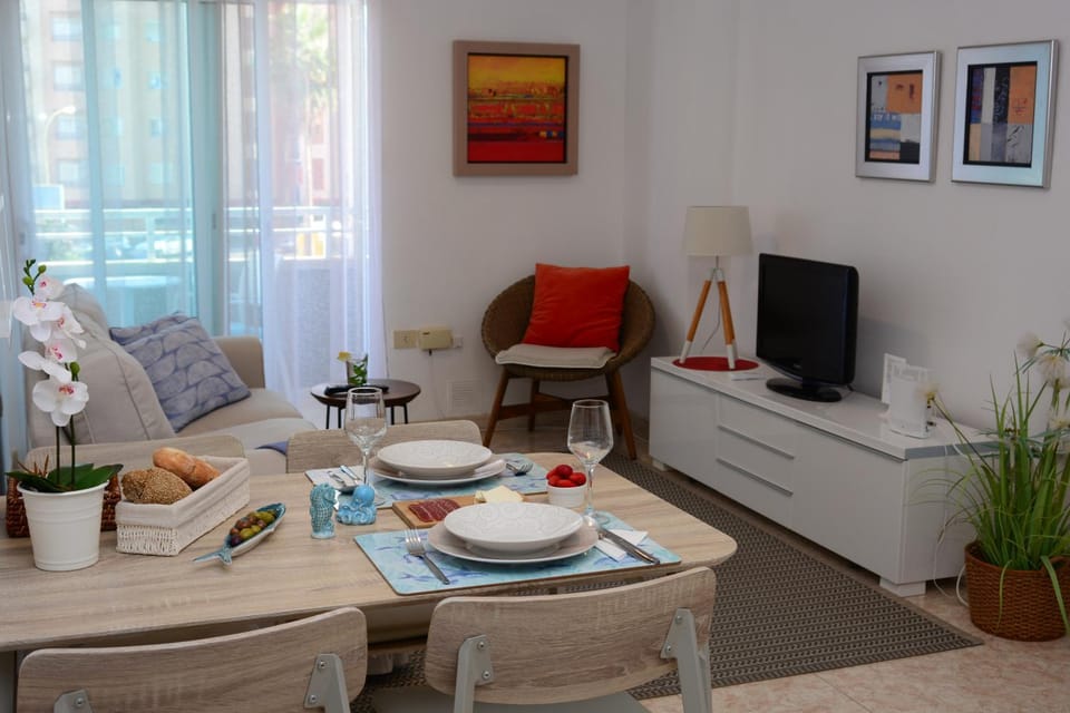 TV and multimedia, Living room, Seating area, Dining area