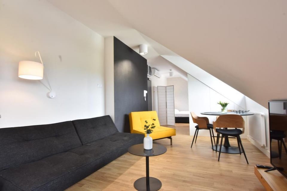 TV and multimedia, Kitchen or kitchenette, Living room, Seating area, Dining area