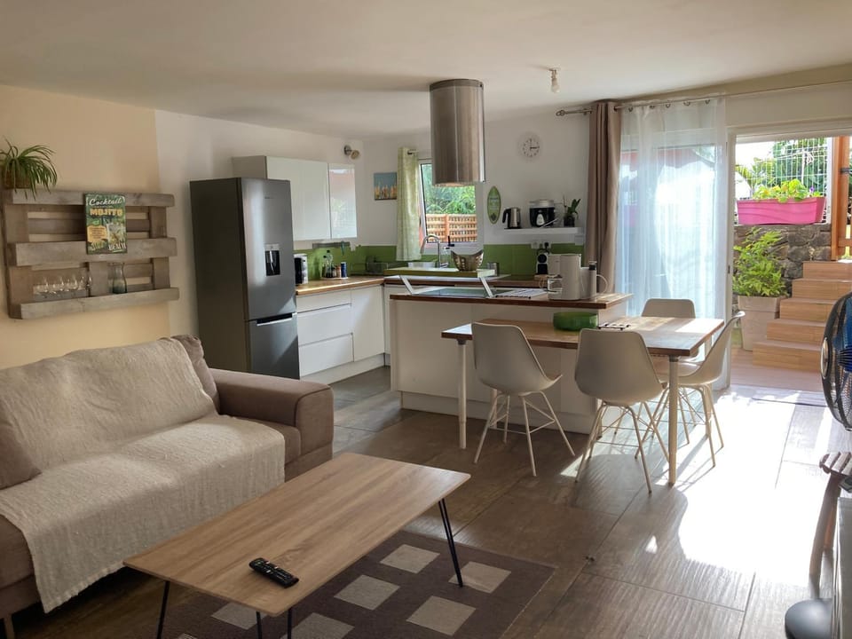 Kitchen or kitchenette, Dining area, oven, stove