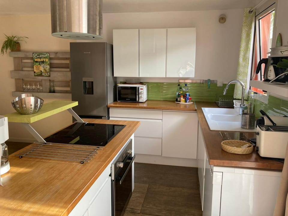 Coffee/tea facilities, Kitchen or kitchenette, dishwasher, oven, stove, toaster