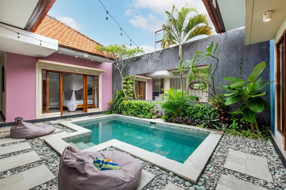 Property building, Garden, Bedroom, Swimming pool, Breakfast