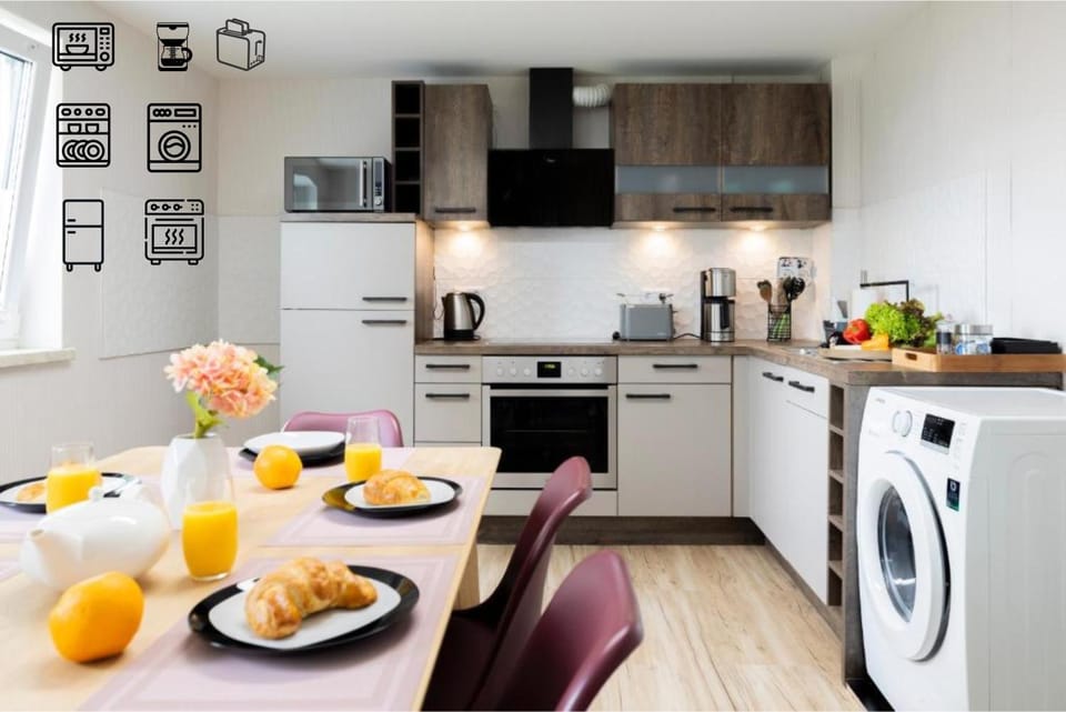 Coffee/tea facilities, Dining area, dishwasher, microwave, oven, stove, toaster, washing machine, kitchen