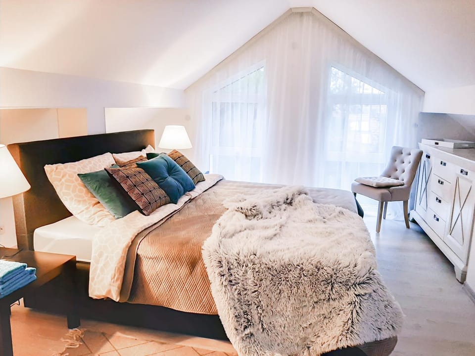 Bed, Photo of the whole room, Decorative detail, Bedroom