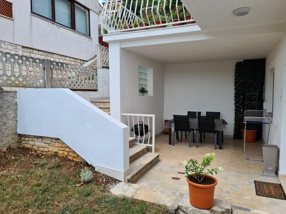 Patio, Facade/entrance, Balcony/Terrace