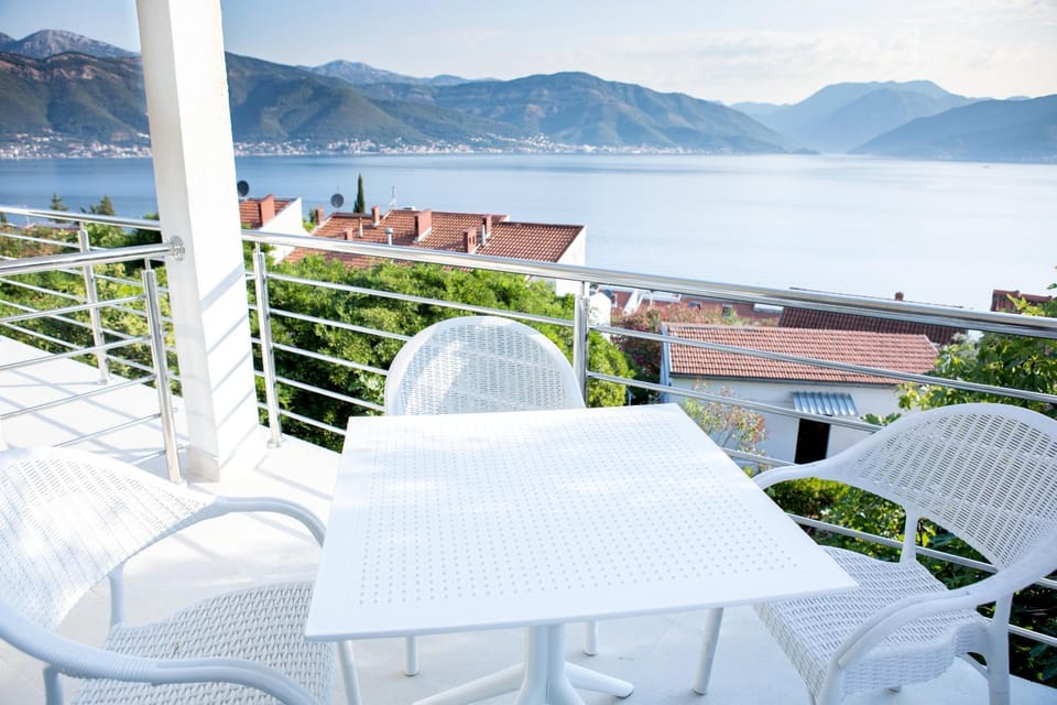 Balcony/Terrace, Mountain view