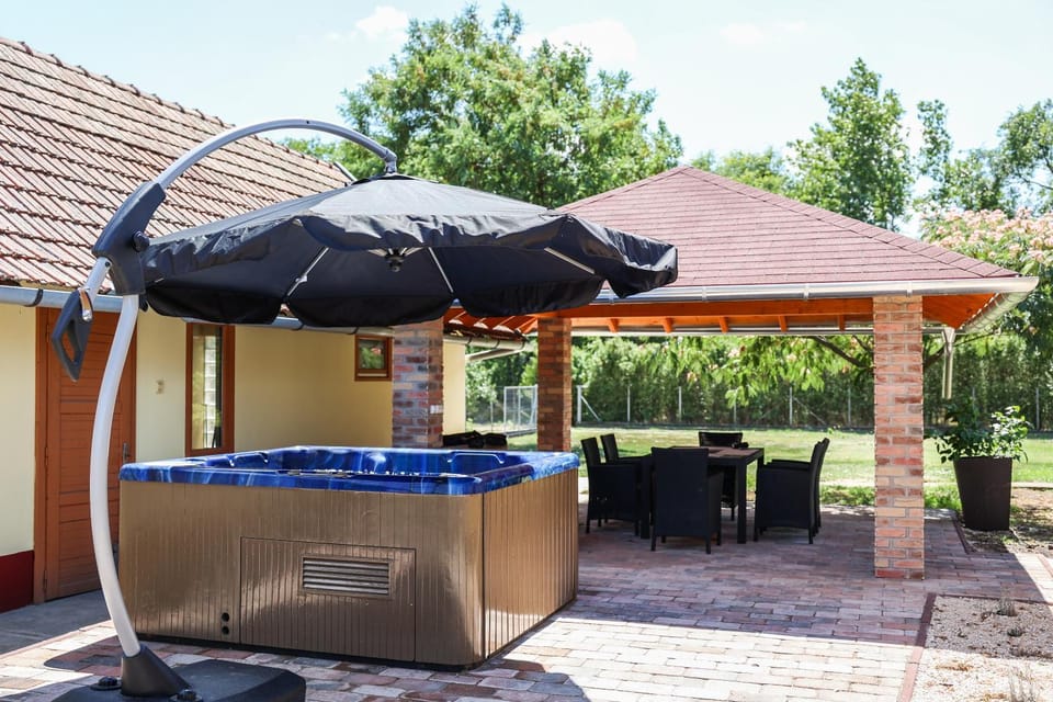 Patio, Massage, Spa and wellness centre/facilities