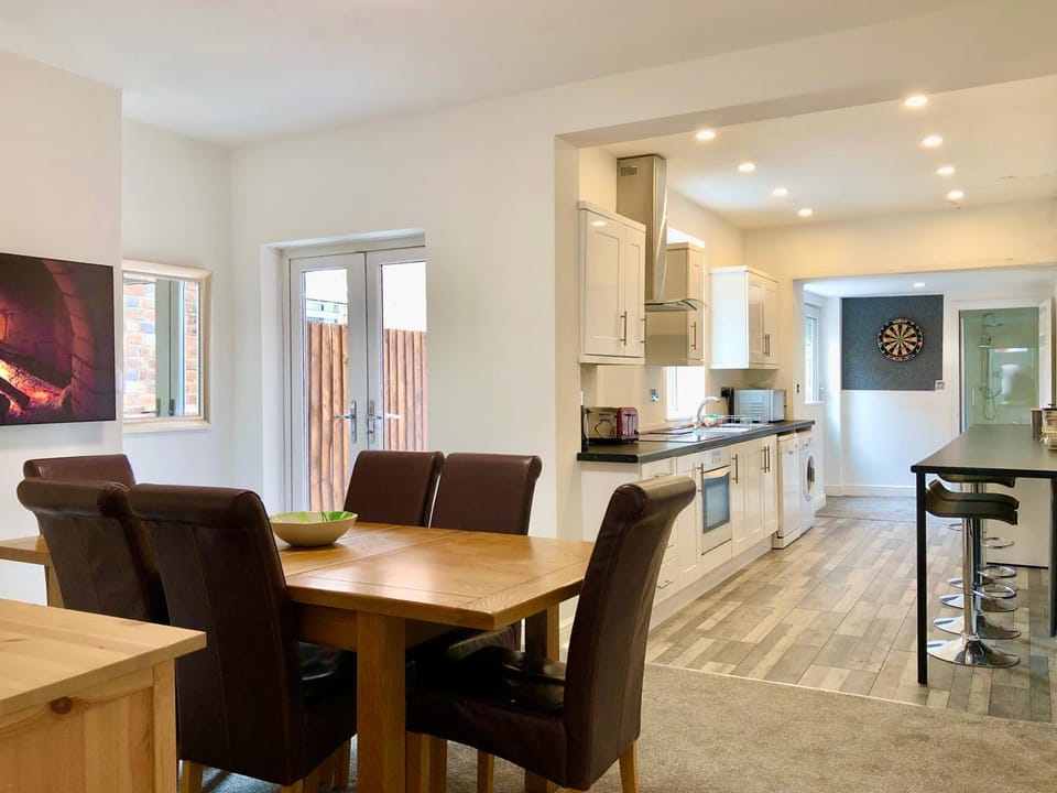 Darts, TV and multimedia, Living room, Lounge or bar, Seating area, Dining area, Garden view, Entertainment, Family, dishwasher, heating, heating, locker, toaster, washing machine, dryer, kitchen