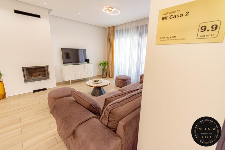 Communal lounge/ TV room, TV and multimedia, Living room, Decorative detail, Seating area, Evening entertainment, Certificate/Award, flat iron