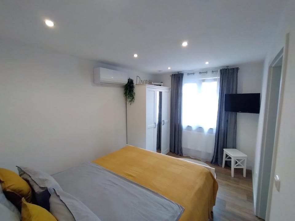 Bed, TV and multimedia, Bedroom, wardrobe, air conditioner