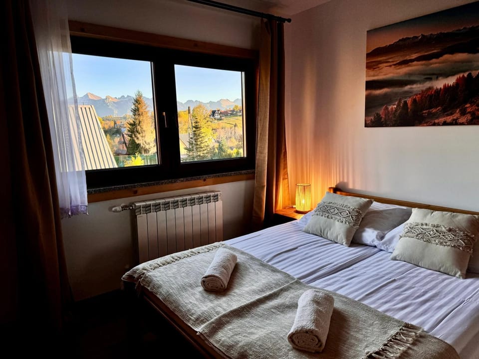 Bed, Photo of the whole room, Bedroom, Mountain view, towels