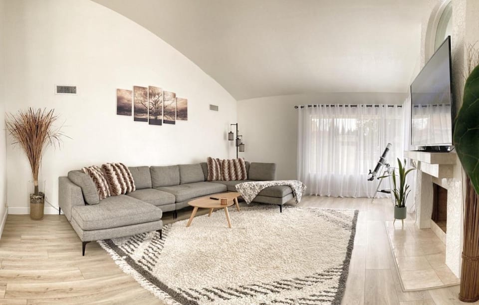 TV and multimedia, Living room, Seating area, Evening entertainment, Entertainment, flat iron
