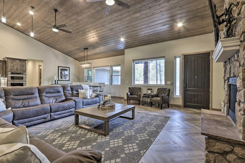 Stylish Home w/ Expansive Deck in Show Low! House in Show Low