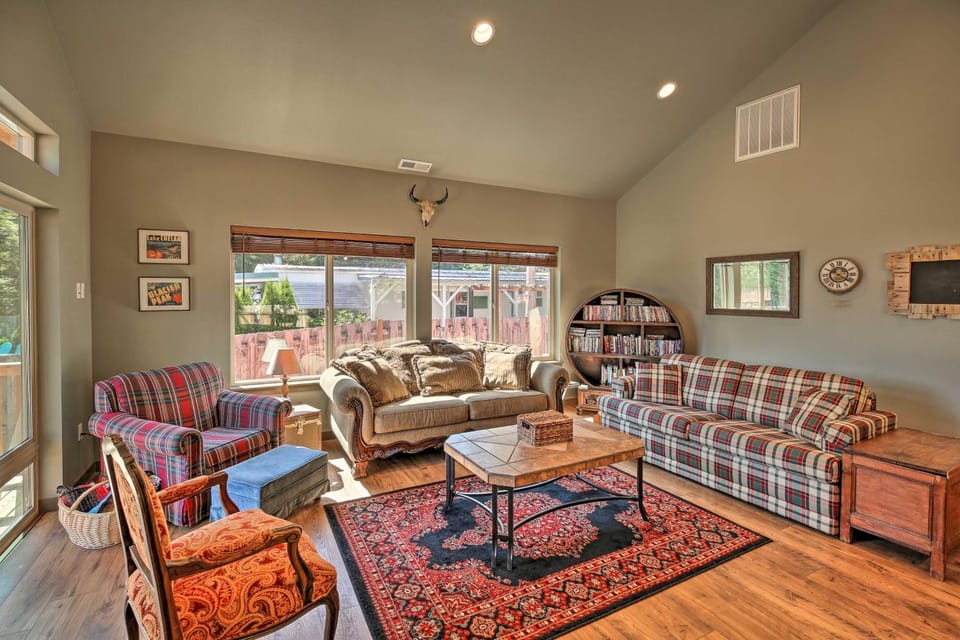 Rustic Cabin Near Mt Rainier Fire Pit and BBQ! Cabin in Washington