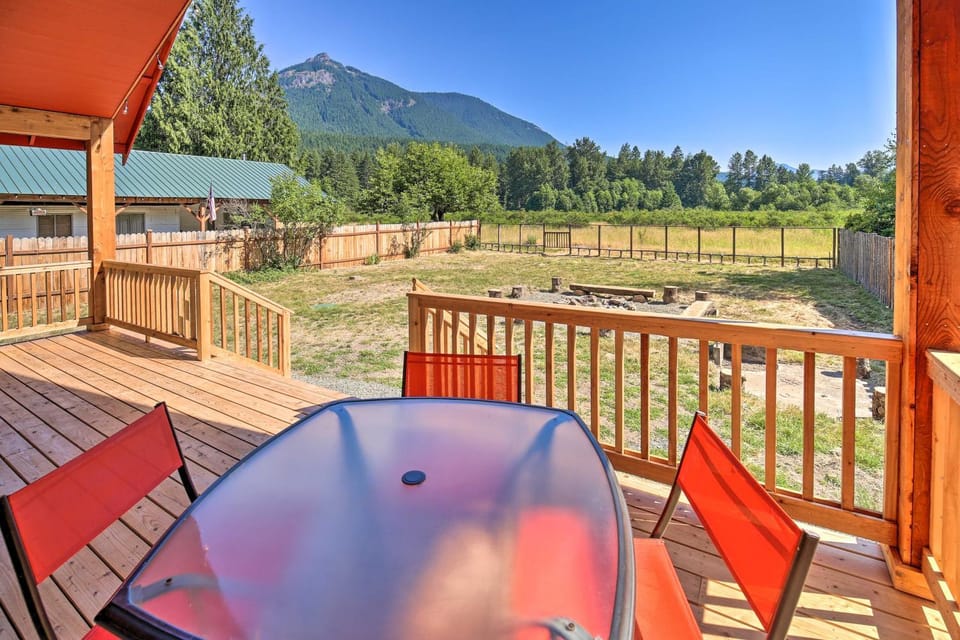 Rustic Cabin Near Mt Rainier Fire Pit and BBQ! Cabin in Washington