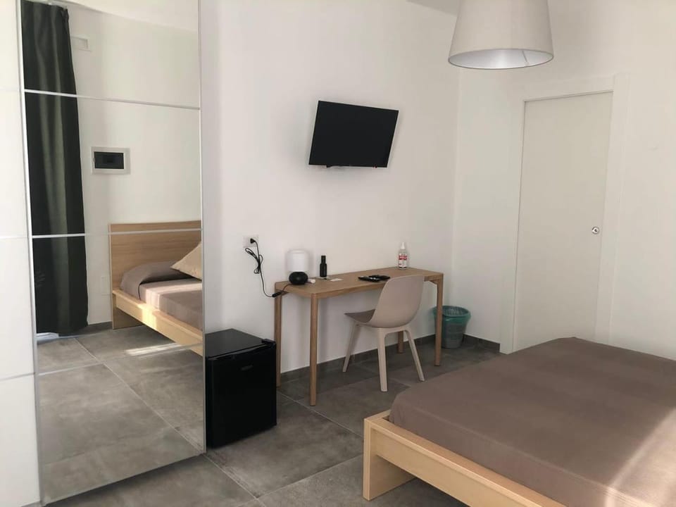 Bed, TV and multimedia, Photo of the whole room, Bedroom, hair dresser