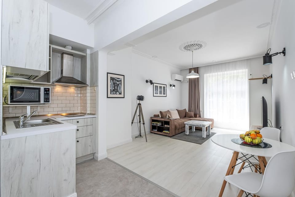 TV and multimedia, Kitchen or kitchenette, Living room, Food and drinks, Seating area, Dining area, Food, minibar, stove