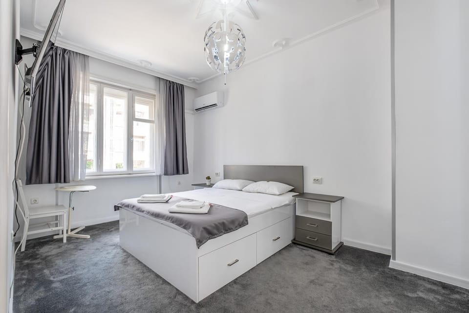 Bed, Photo of the whole room, Bedroom, internet, towels, air conditioner