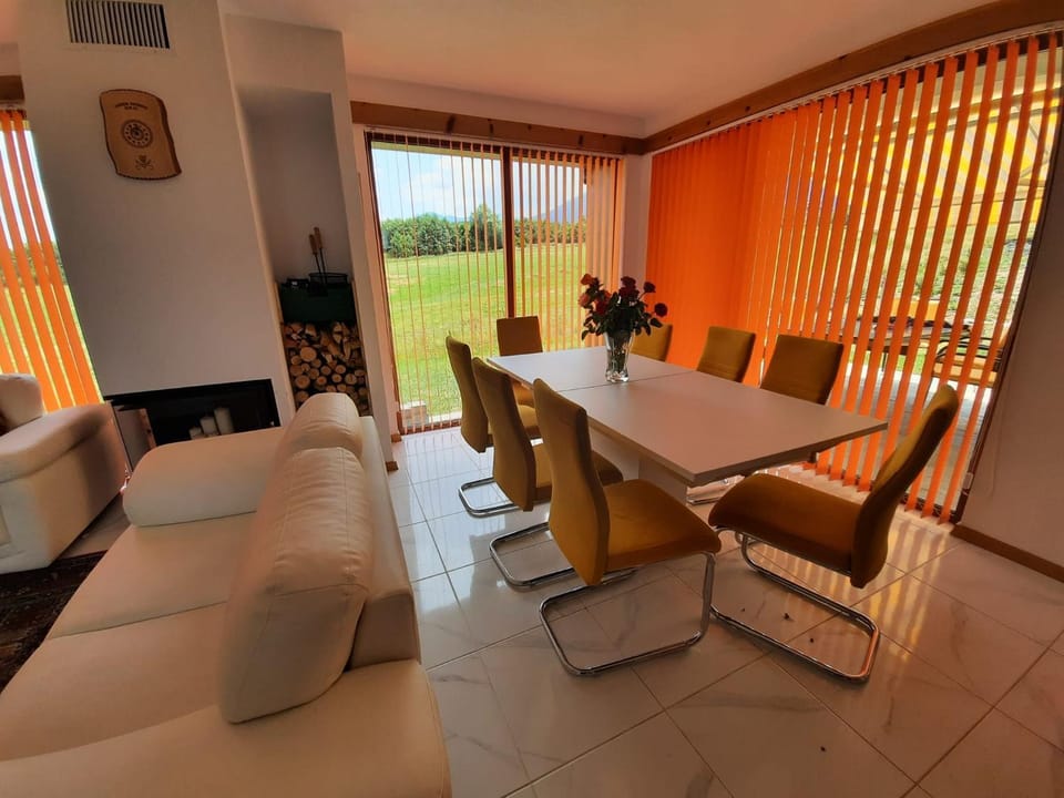 Seating area, Dining area, Mountain view